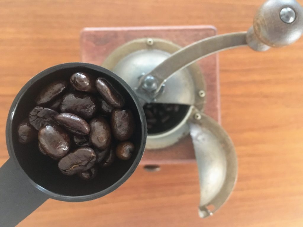 コーヒー豆とミル